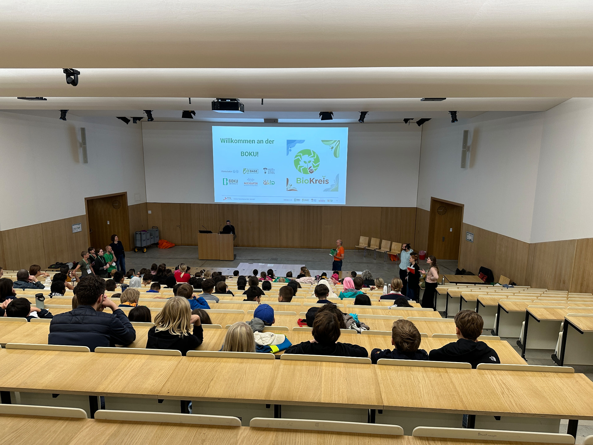 Schüler:innen im Hörsaal der BOKU beim BioKreis-Kick-off
