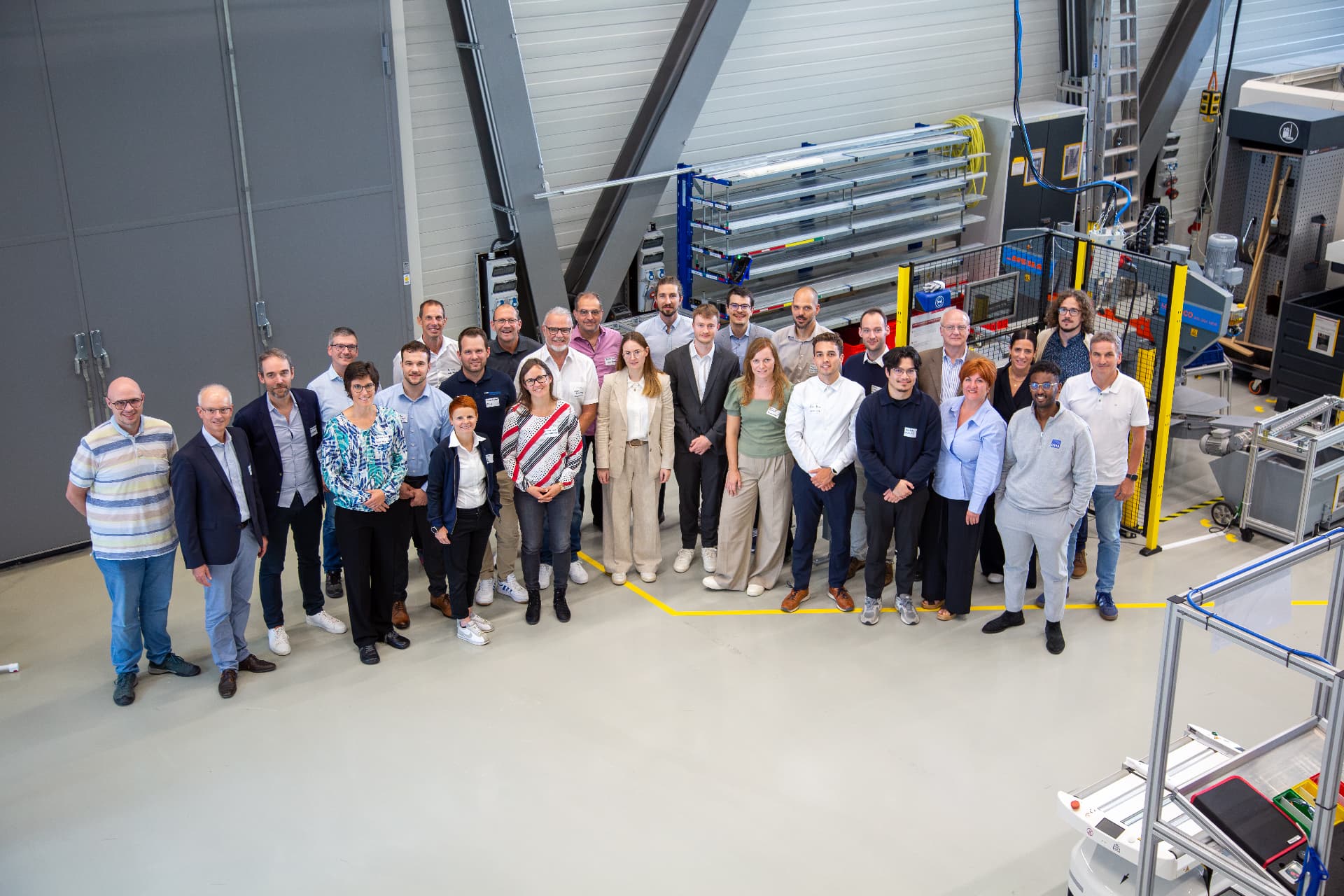 Gruppenfoto des CIRCLOOPS-Konsortiums in einer Werkhalle