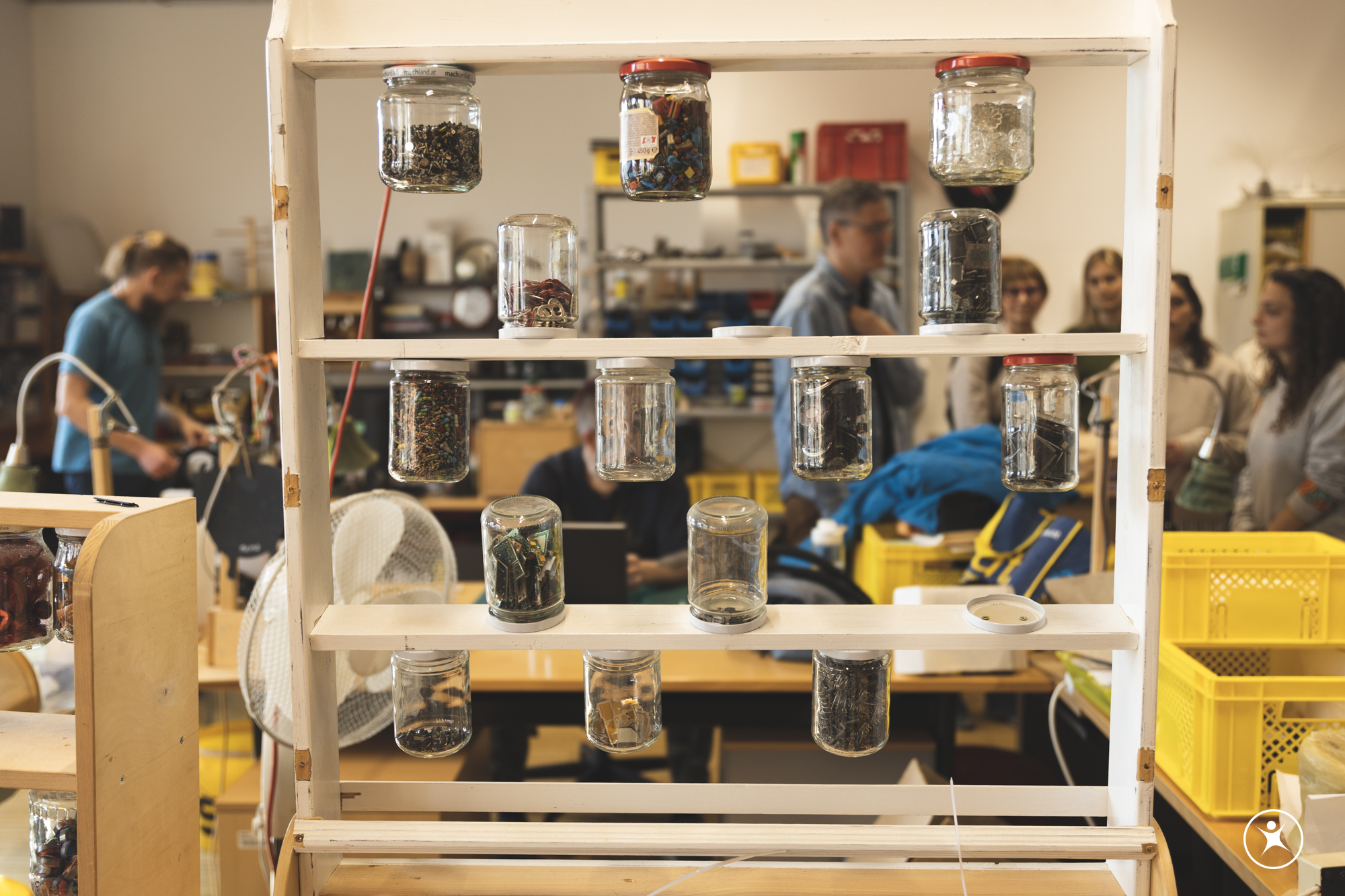 Materiallager mit sortierten Bauteilen in einem Reparatur-Workshop