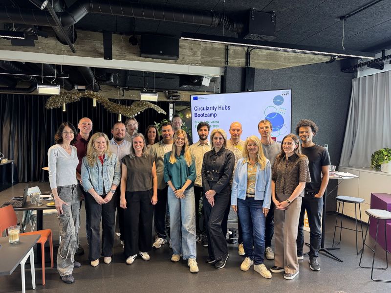 Gruppenfoto der Teilnehmenden des CE Hubs Bootcamps im Climate Lab