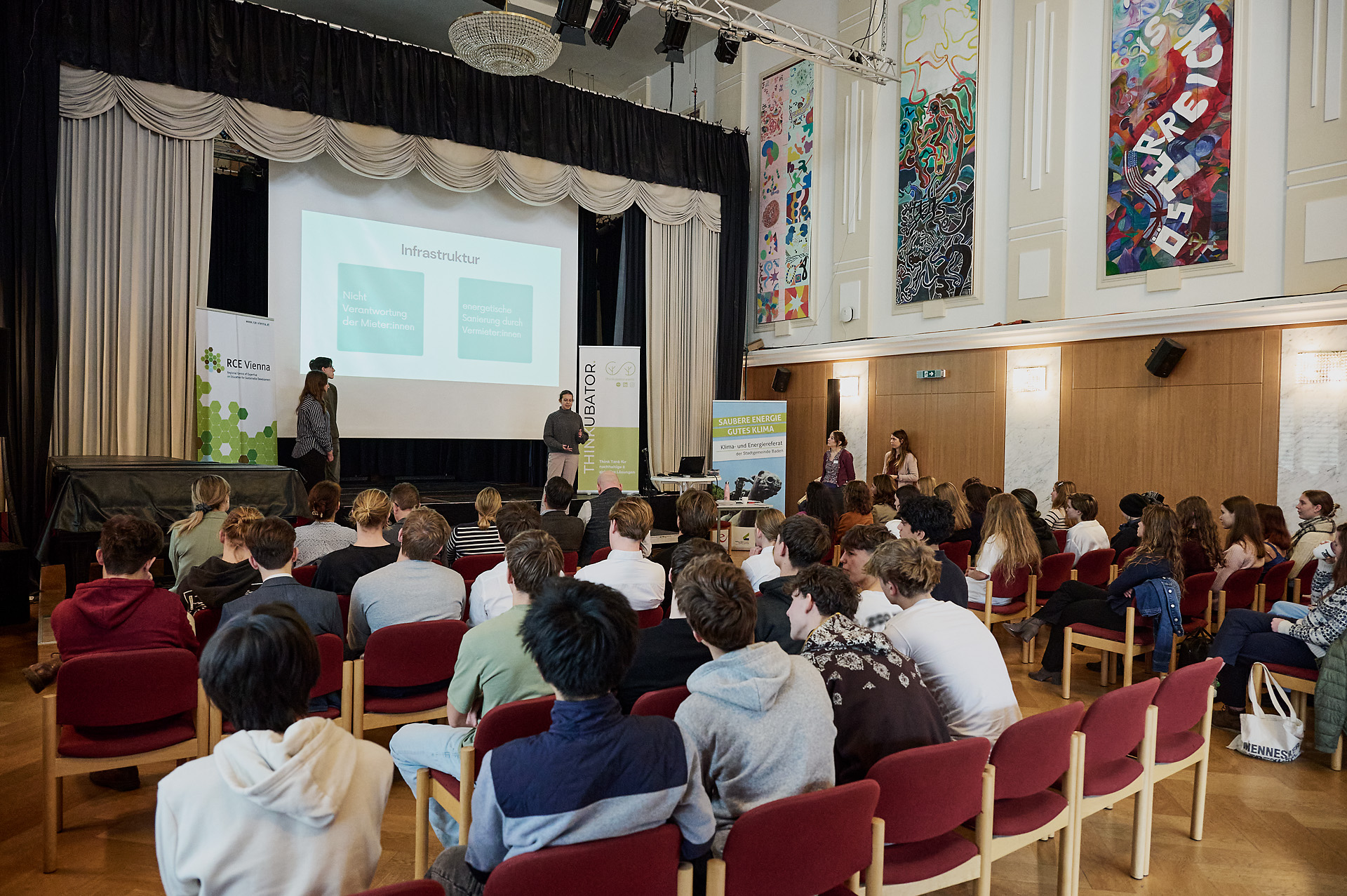 Schülerinnen präsentieren ihre Ergebnisse im Festsaal vor der ganzen Schule