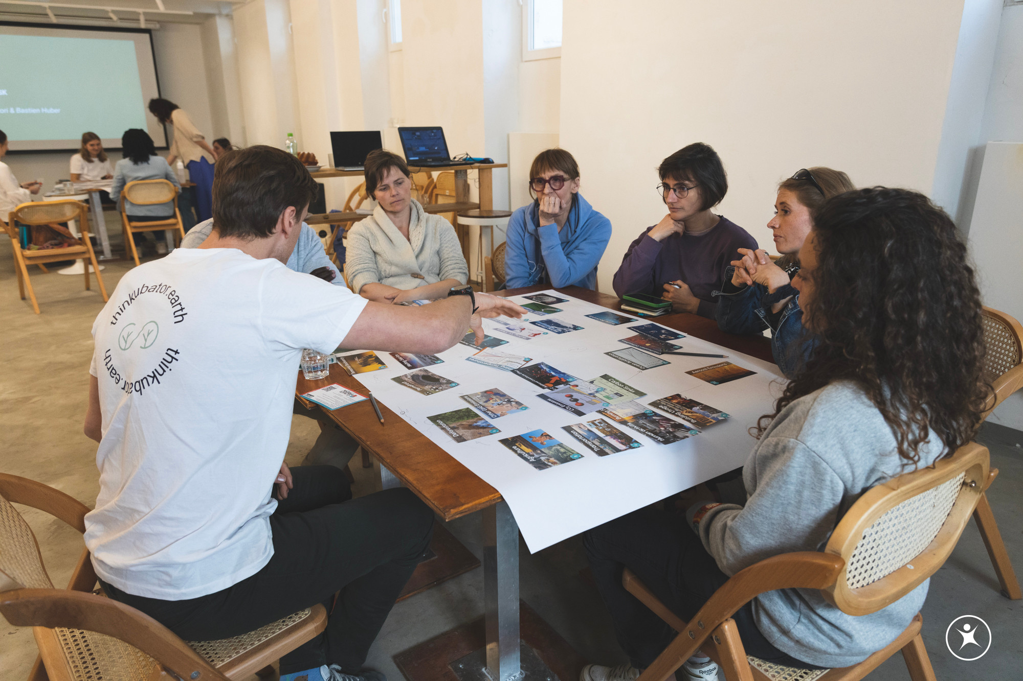 Climate-Fresk-Workshop: Gruppe legt Zusammenhänge mit Karten