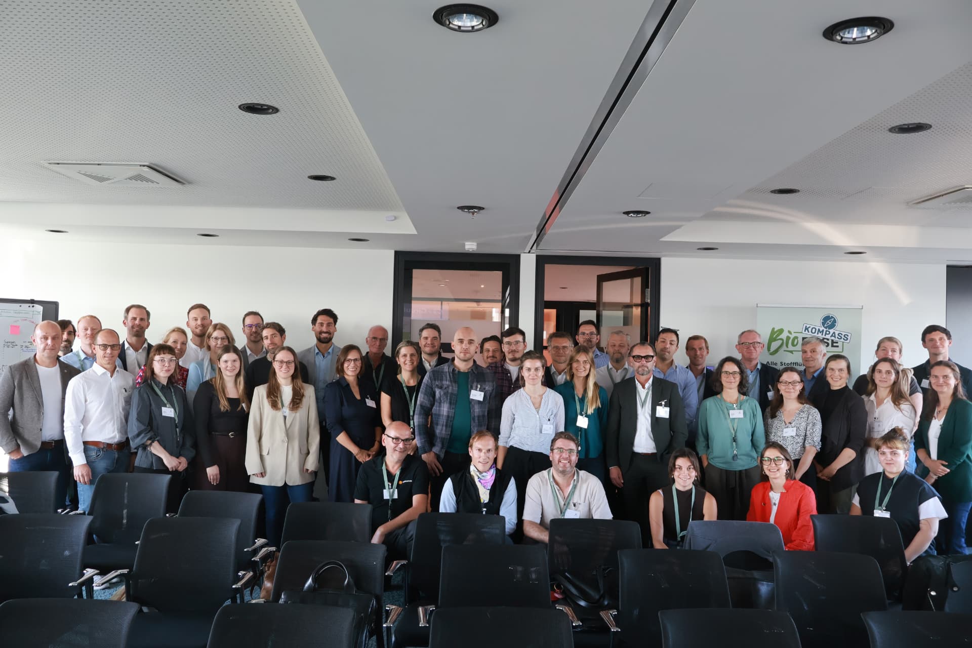Gruppenfoto des ReTraCC-Konsortiums in einem Seminarraum