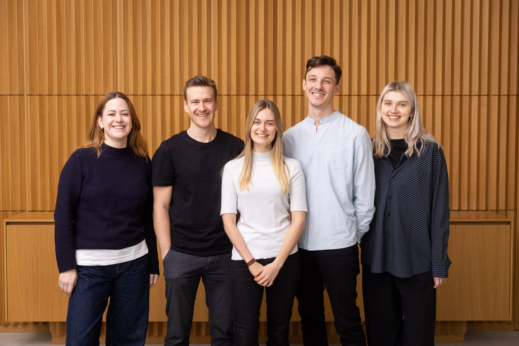 Das Thinkubator-Team steht nebeneinander und blickt in die Kamera