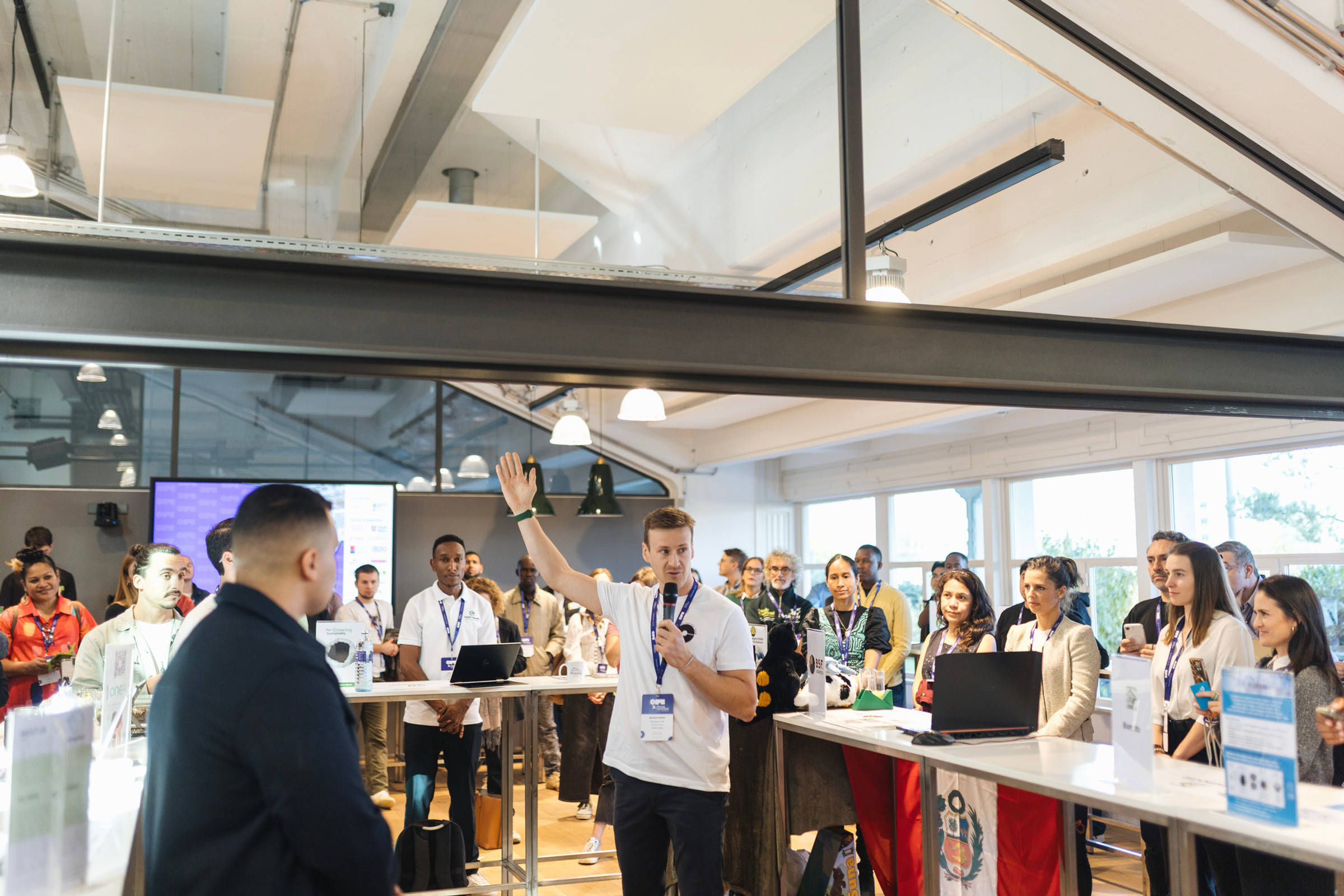 Besucher:innen im Gespräch an den Ständen der Innovators Fair
