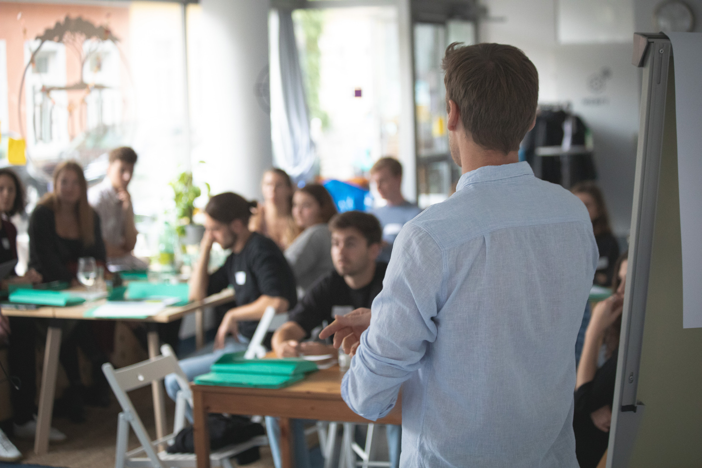 Kick-off-Veranstaltung mit Teilnehmenden an runden Tischen